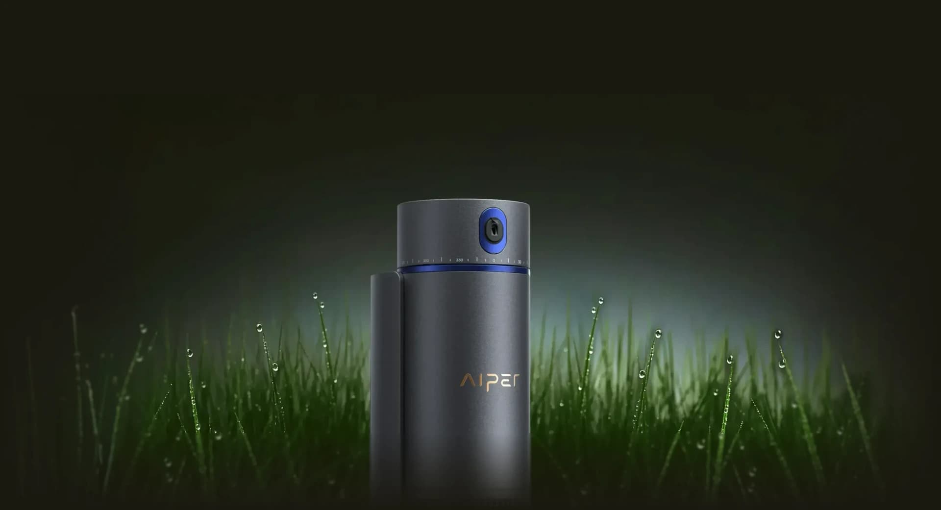 Aiper IrriSense 2, système d’arrosage intelligent de surface, présenté au milieu du gazon